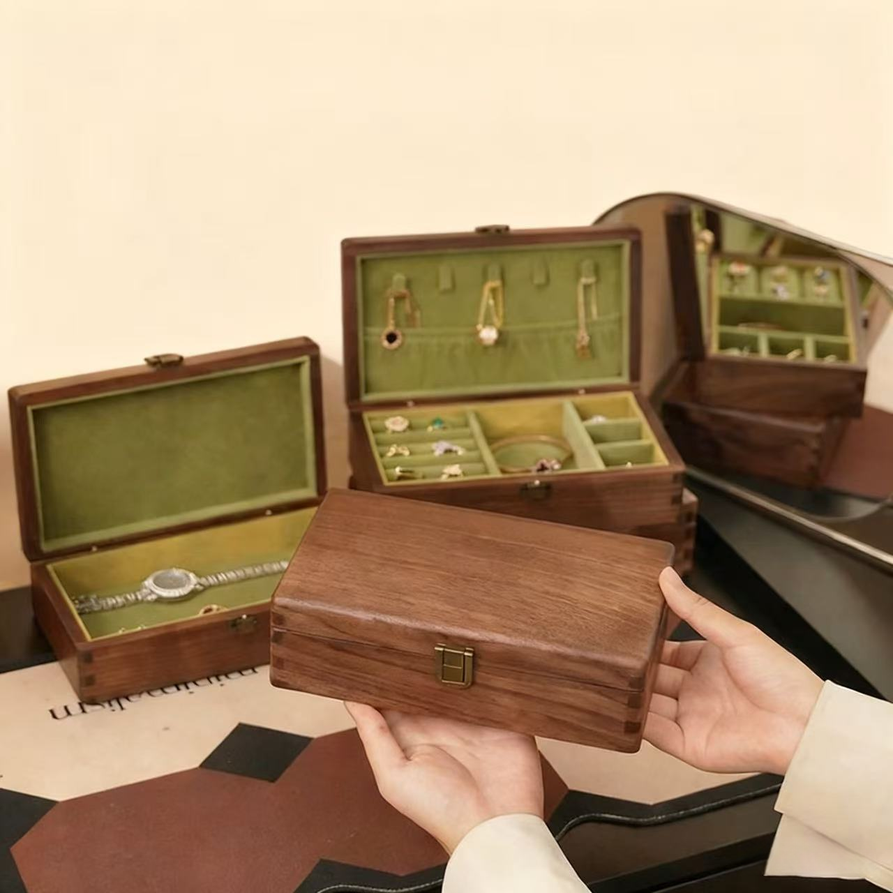 Emerald walnut jewelry storage box with simple style